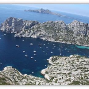 Pleasure boat anchoring pressure in a provence cove Pleasure boat anchoring pressure in a provence cove